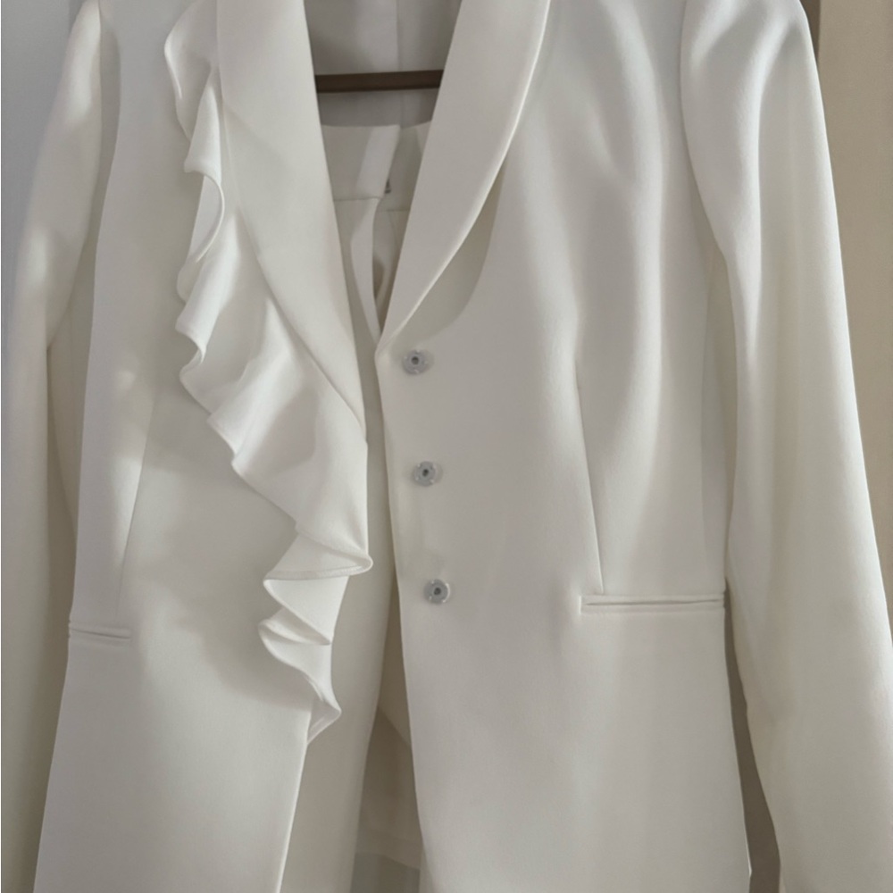 Tahari white suit size 6 with matching skirt